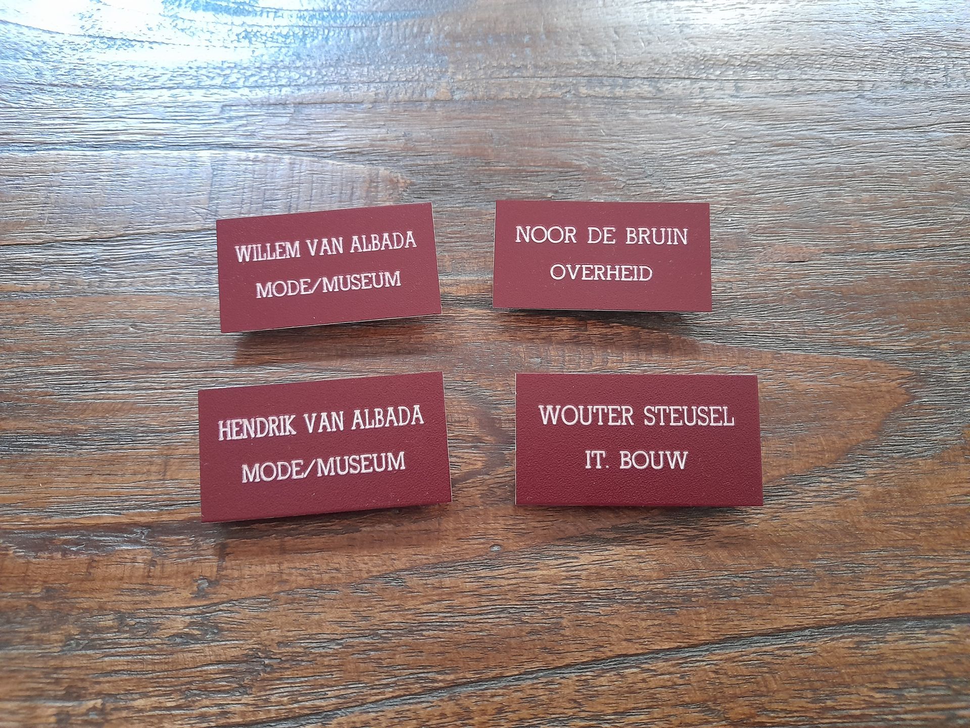 Kunststof naambadges ingegraveerd Naambordenservice Amsterdam