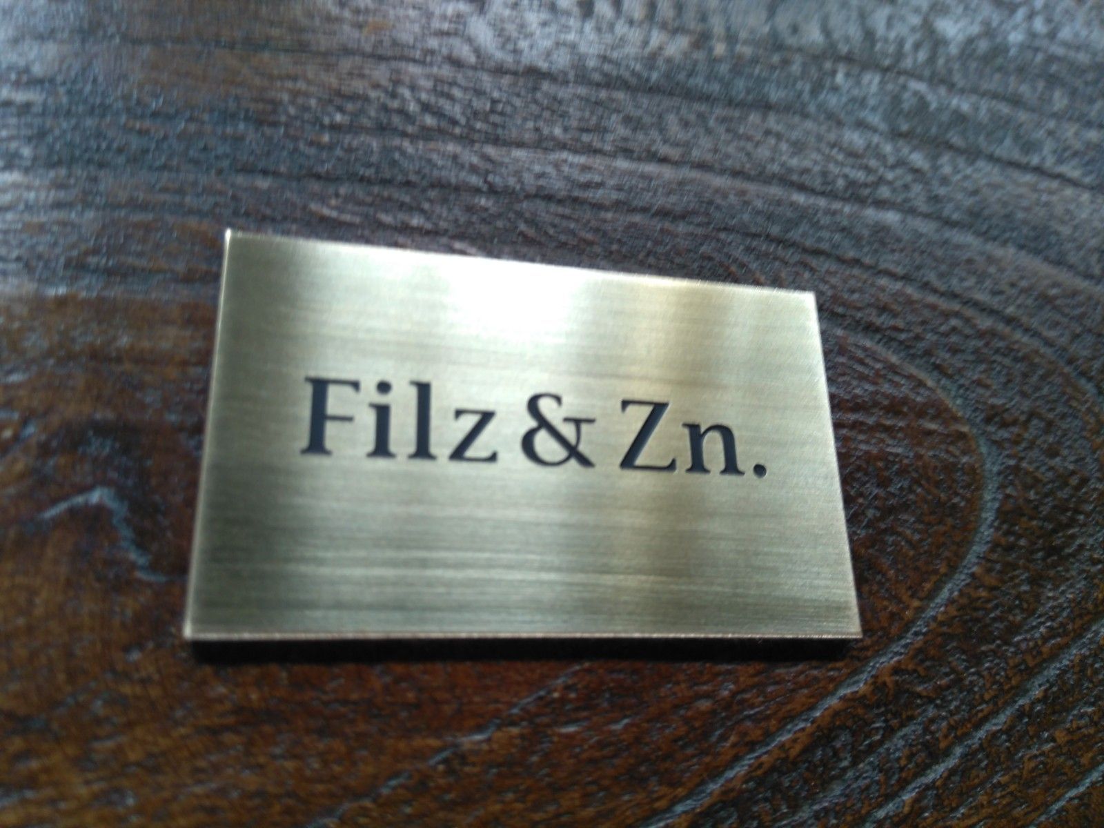 Geborsteld messing met logo Naambordenservice Amsterdam