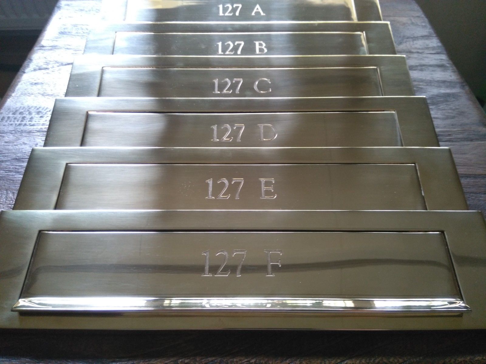 Messing brievenbus graveren Naambordenservice Amsterdam