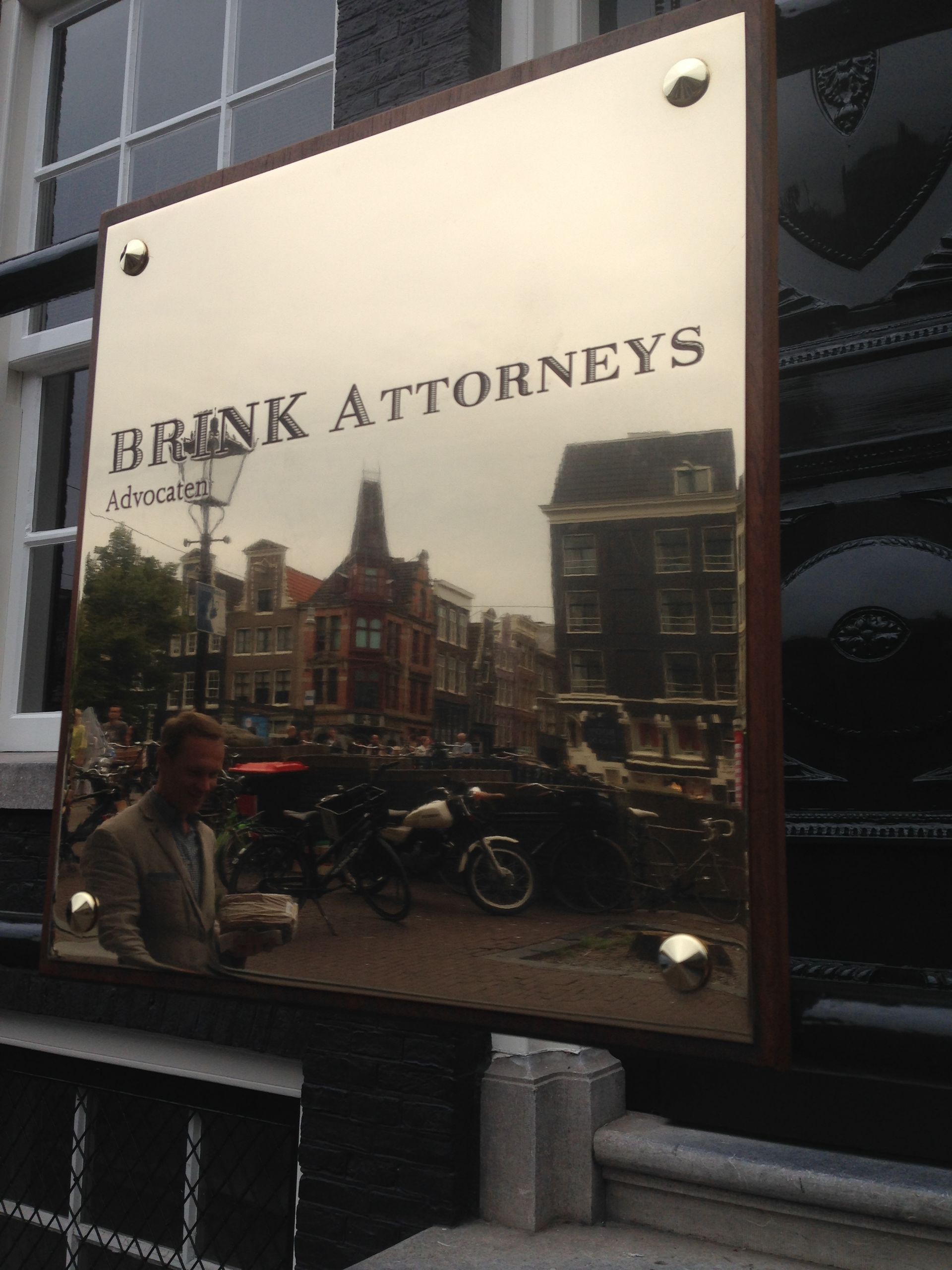 Messing gevelbord montage Naambordenservice Amsterdam