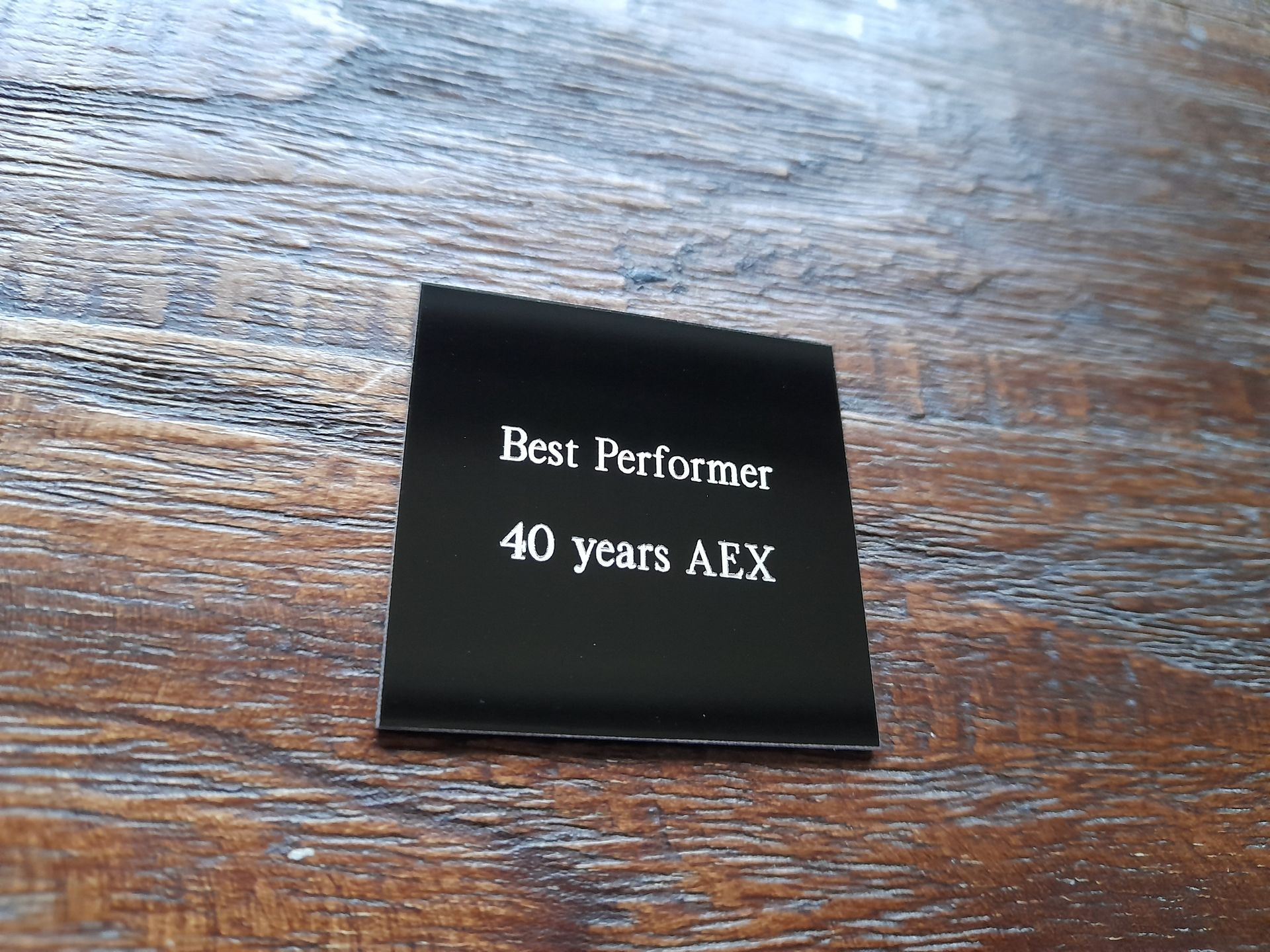 Zwart aluminium bord gegraveerd