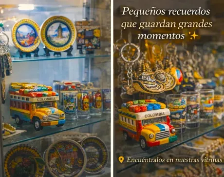 Recuerdos e imanes decorativos en una vitrina de cristal, con texto en español sobre “pequeños recuerdos” y lugares.