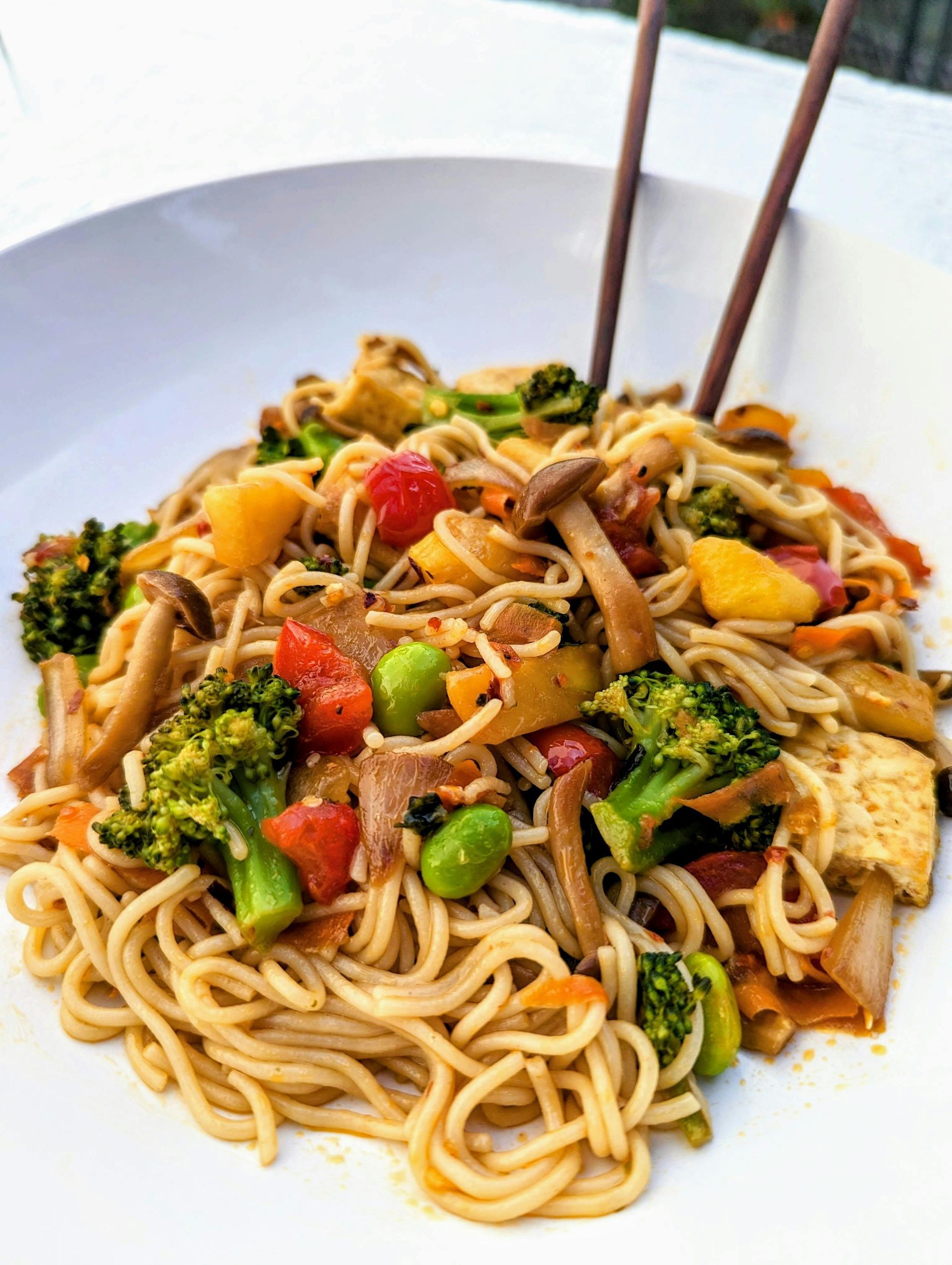Mujer nadando bajo el agua con peces, océano azul brillante, cielo soleado.