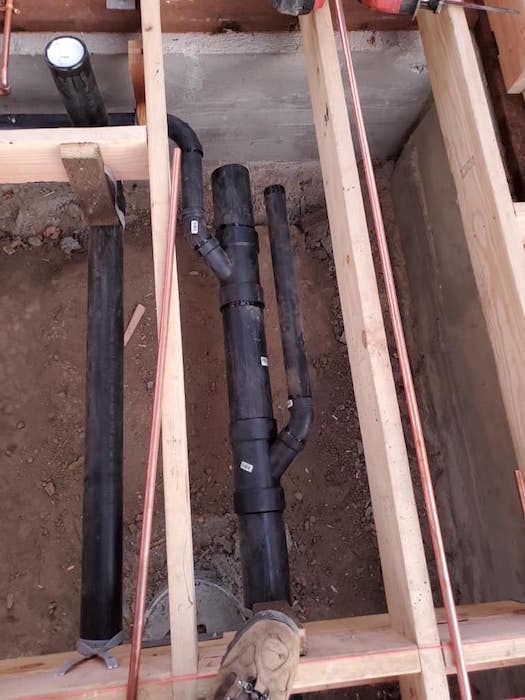 A bunch of pipes are sitting on top of a wooden frame.