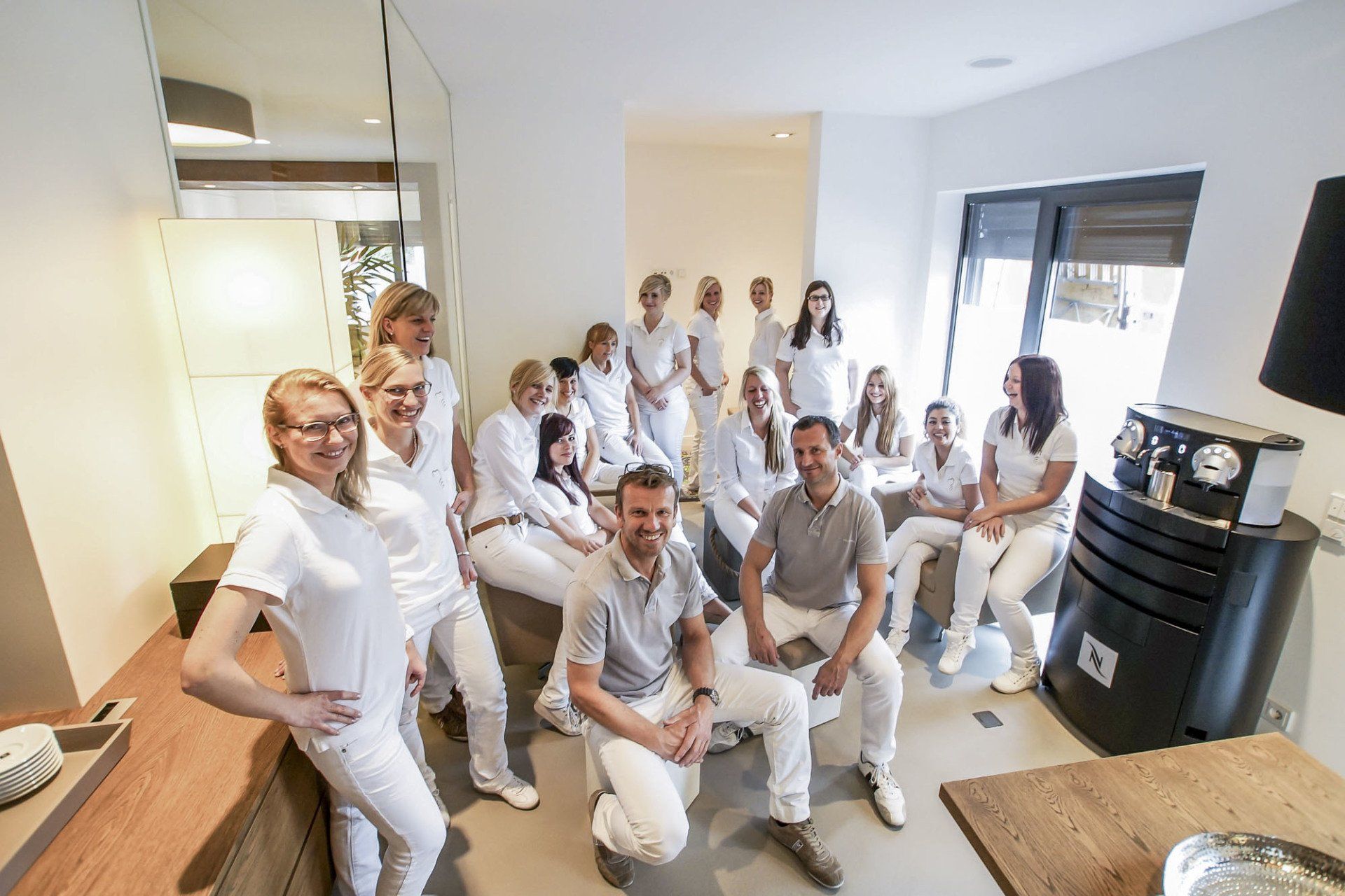 Das Team von de Jonge posiert in einem Wartezimmer für ein Foto.