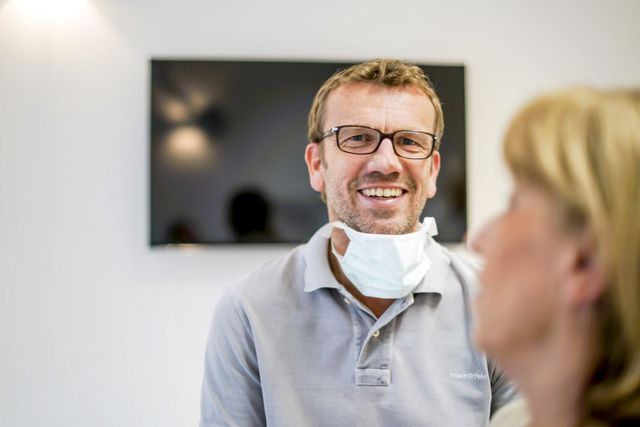 Drs. Johan de Jonge im Gespräch mit einer Patientin, beide lächeln