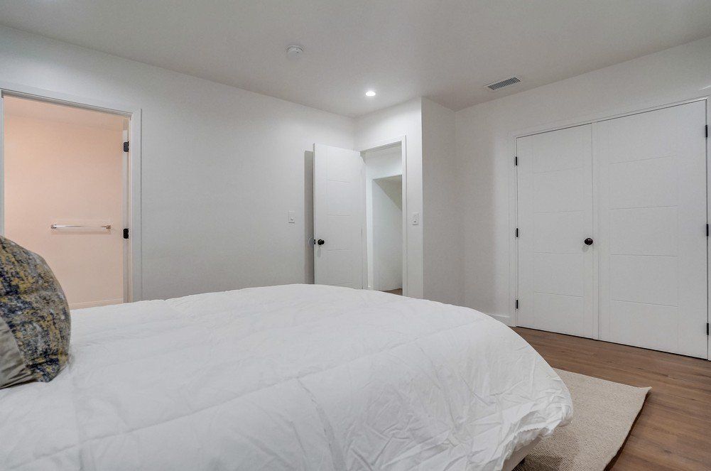 5326 Whitsett Ave bedroom