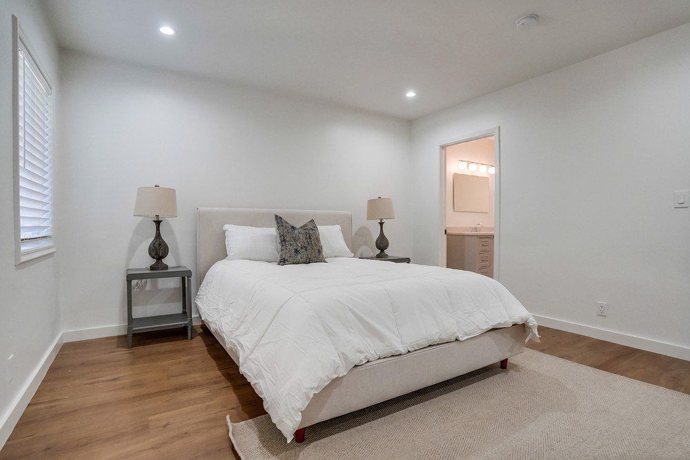 5326 Whitsett Ave bedroom and lampstanddd