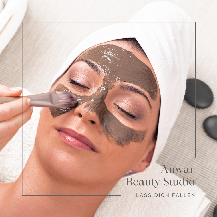 Eine Frau bekommt im Anwar Beauty Studio eine Gesichtsmaske