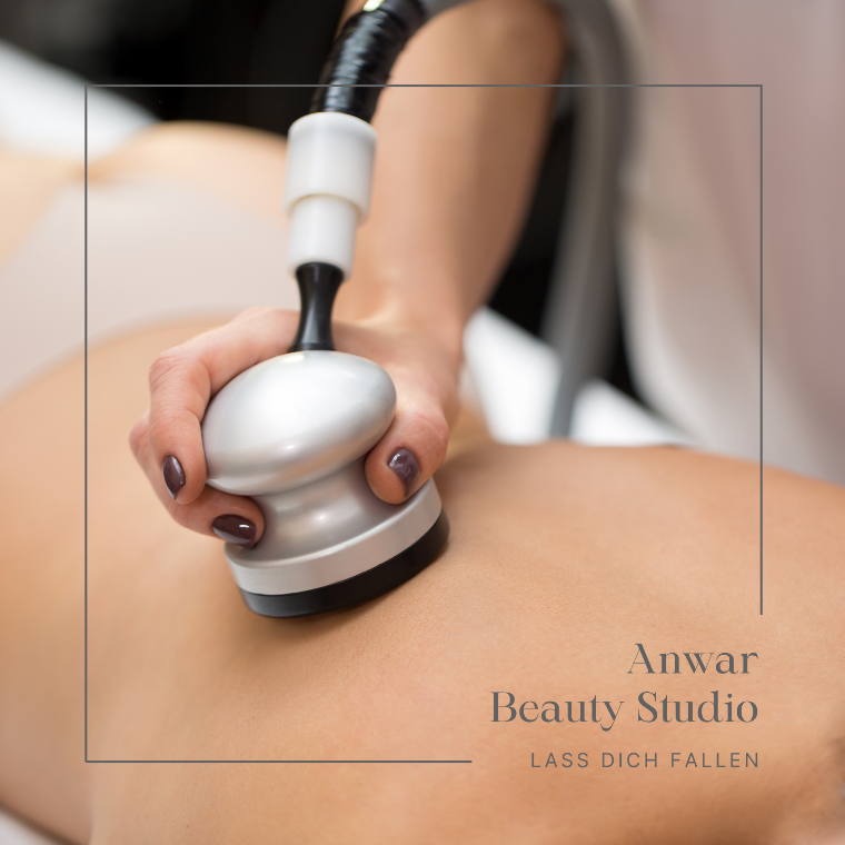 Eine Frau bekommt im Anwar Beauty Studio eine Massage