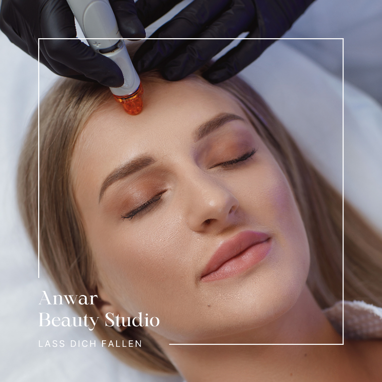 Eine Frau bekommt eine Behandlung im Anwar Beauty Studio