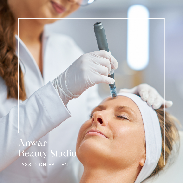 Eine Frau bekommt eine Behandlung im Anwar Beauty Studio