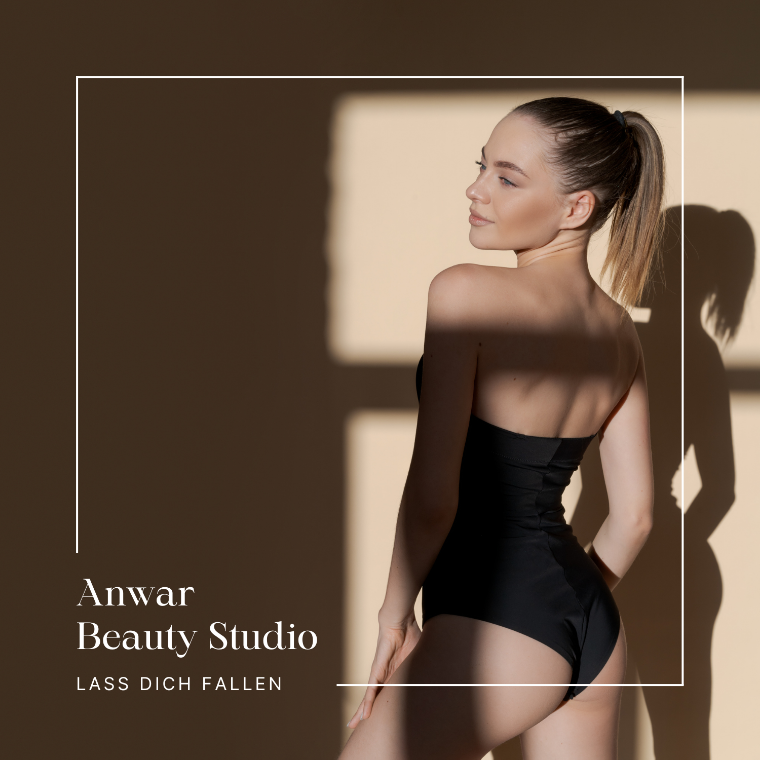 Eine Frau in einem schwarzen Body steht vor einem Fenster.