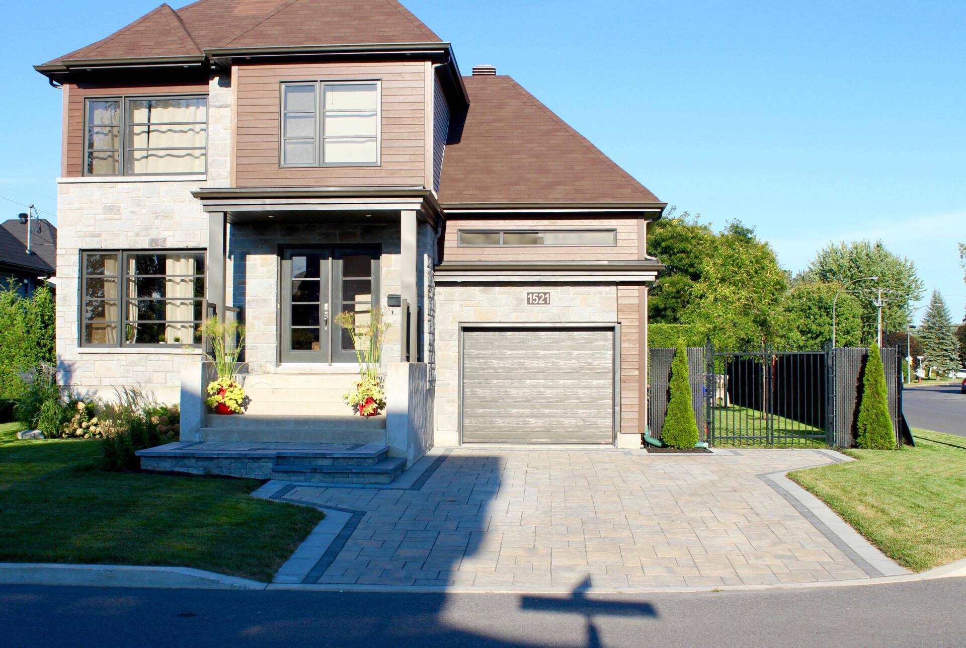 Une maison avec l'ombre d'un avion sur l'allée