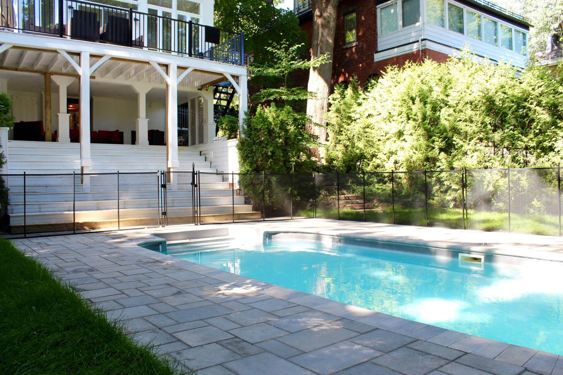 Une grande piscine se trouve dans l'arrière-cour d'une maison