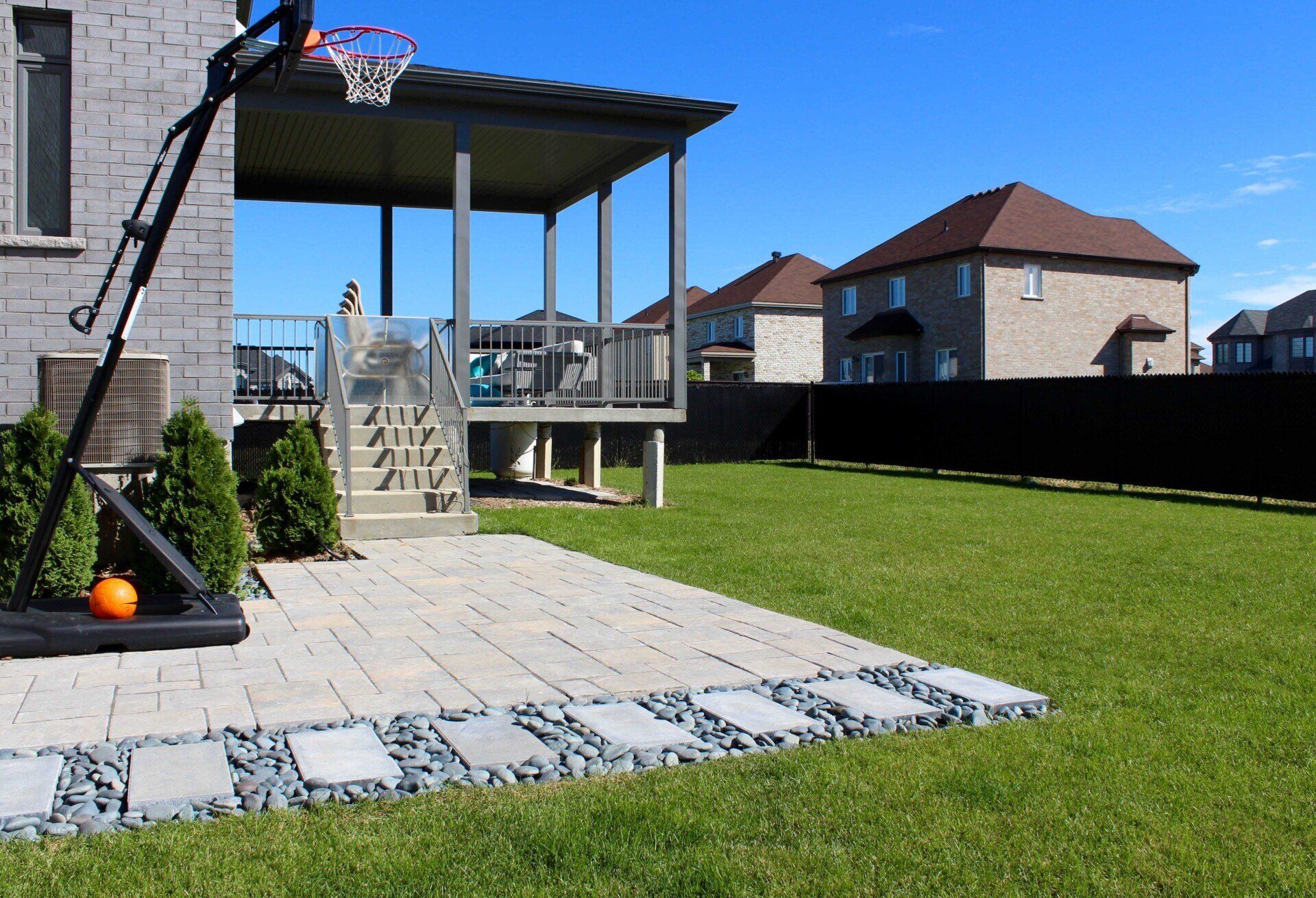 Un panier de basket se trouve dans l'arrière-cour d'une maison