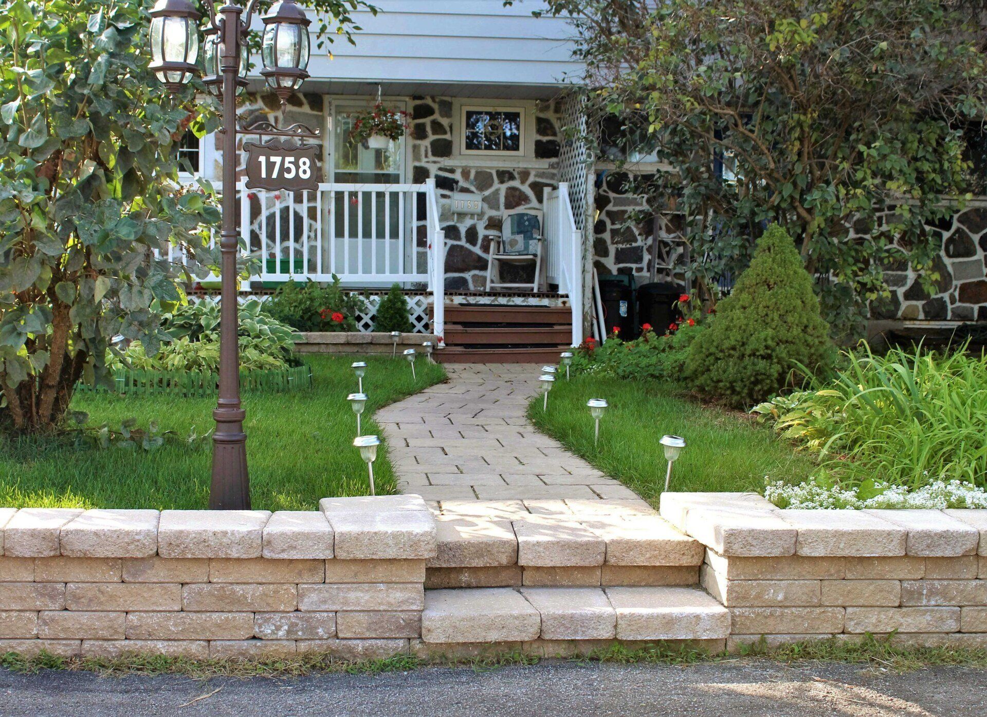 Une allée en pierre mène à la porte d'entrée de 1758