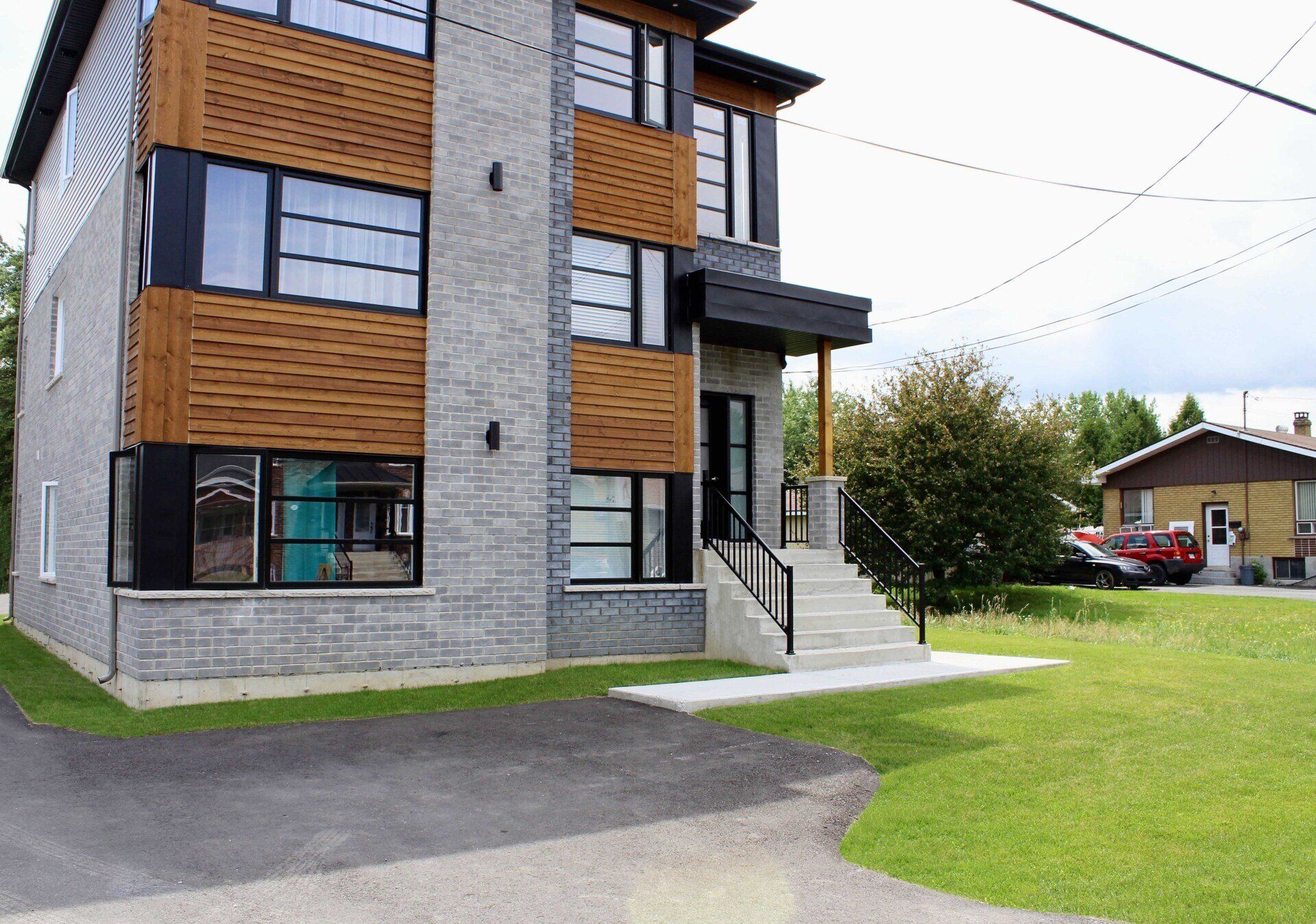 Une grande maison avec beaucoup de fenêtres et d'escaliers
