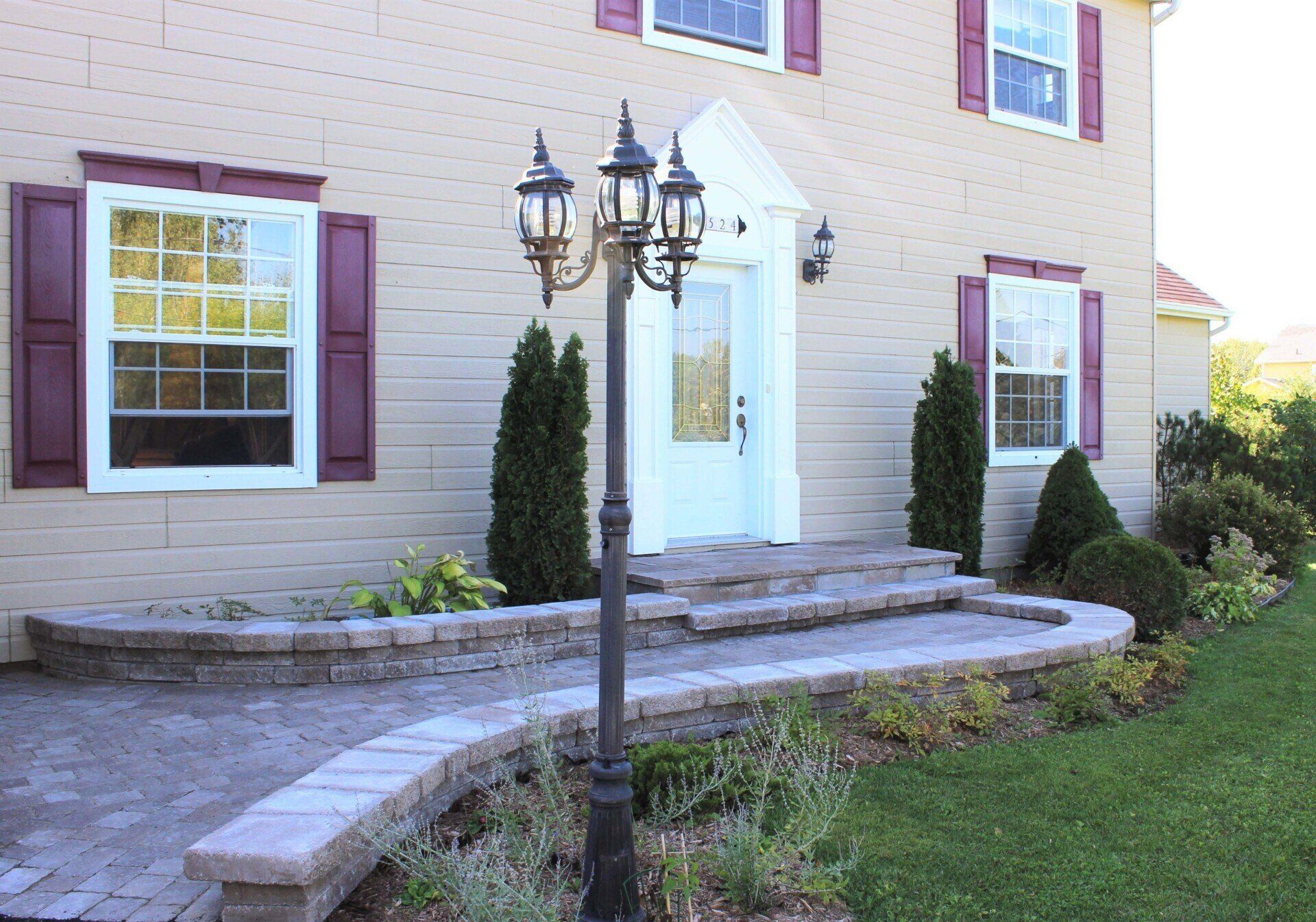 Une maison avec un lampadaire devant