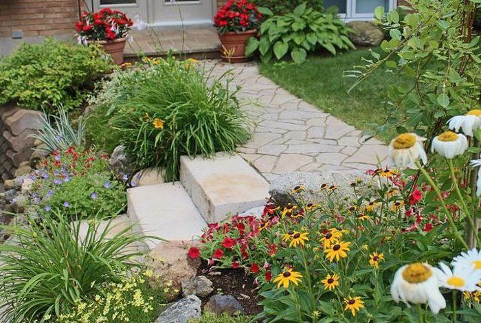 Il existe de nombreux types de fleurs différents dans le jardin.