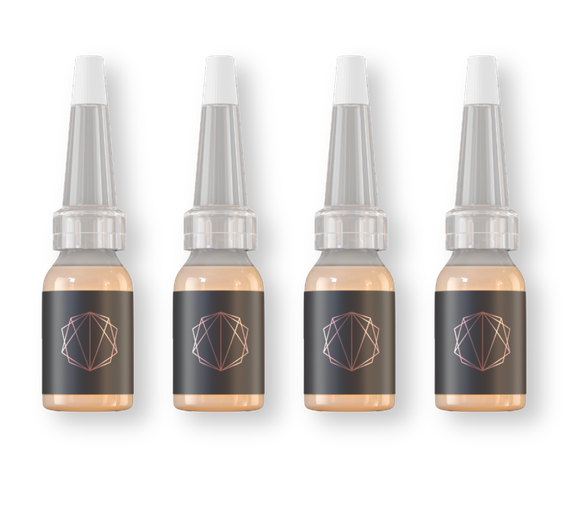 Cuatro botellas de líquido están colocadas una al lado de la otra sobre una superficie blanca.