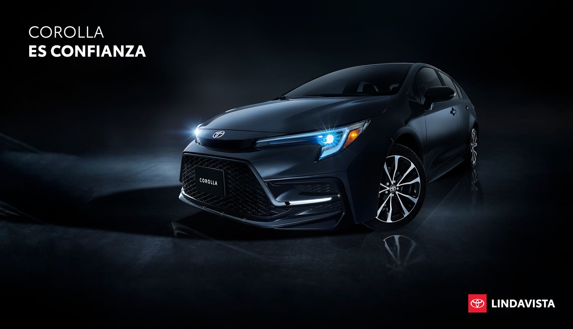 Un camión rojo circula por un camino de tierra.