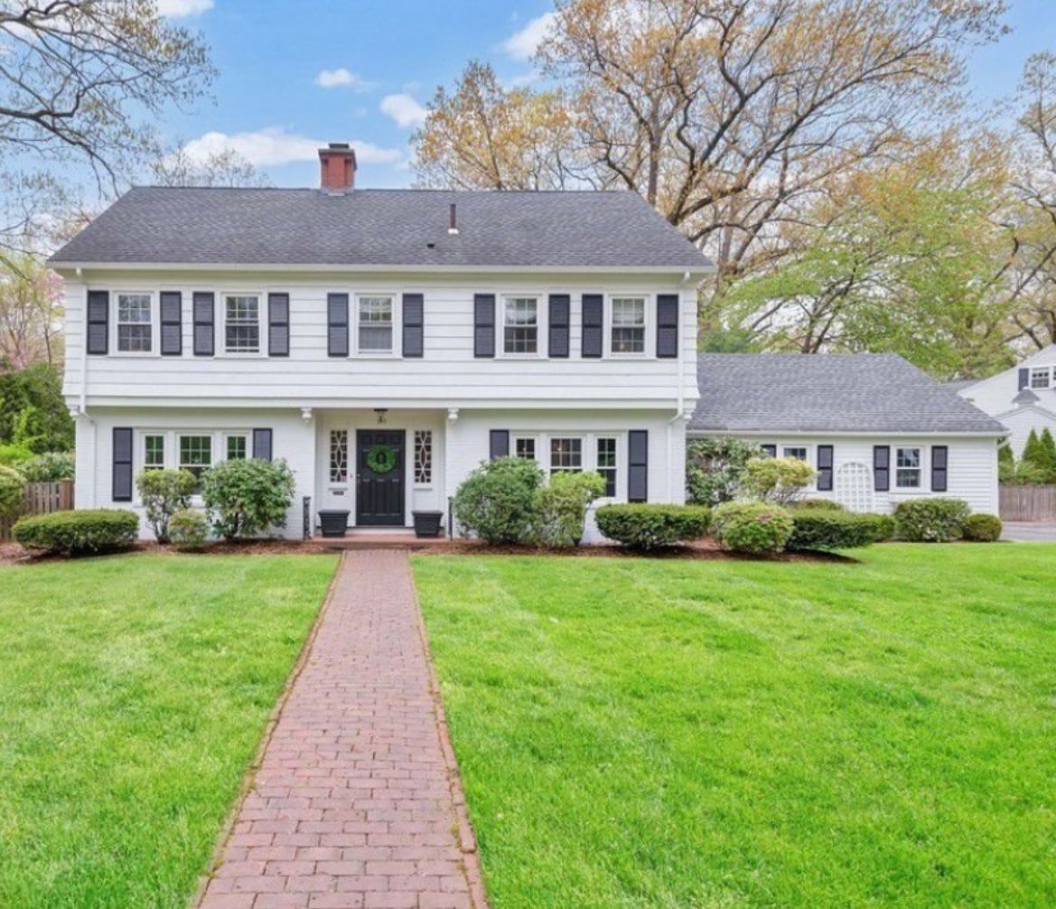 After image of white house in East Longmeadow after being painted by Pioneer Painte