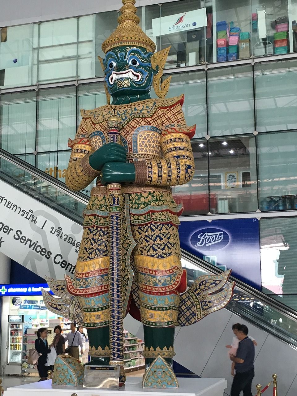 Statue im Flughafen Bangkok Suvarnabhumi