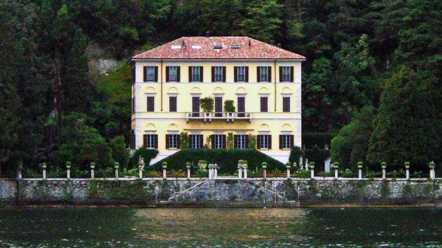 villa con doppia scalinata