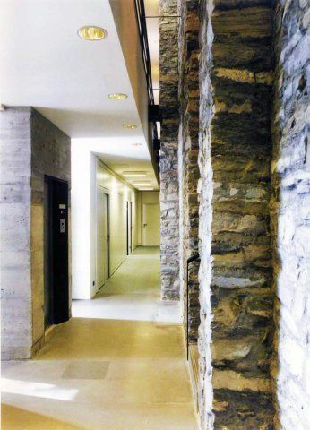corridoio con colonne in pietra viva