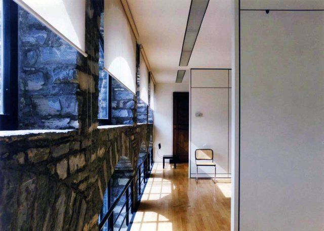 stanza con parete in pietra viva