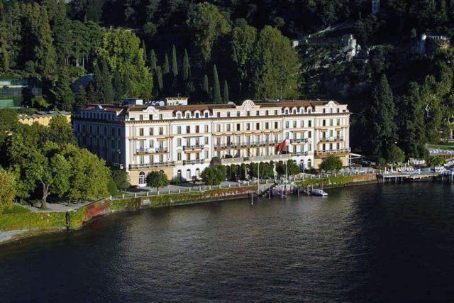 villa con ingresso in riva al lago