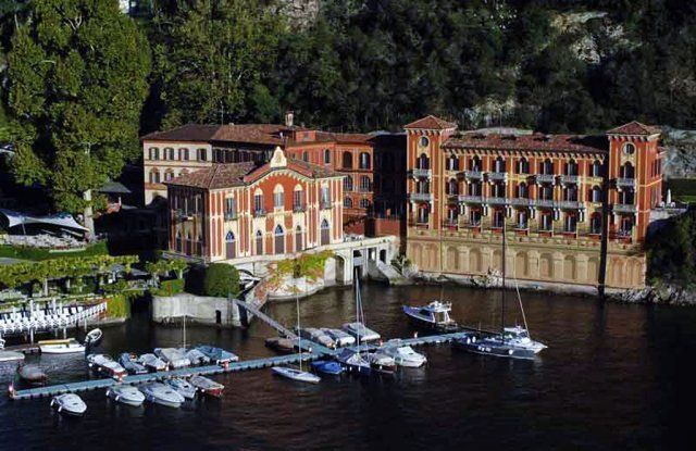 villa in riva al lago con imbarcazioni ormeggiate