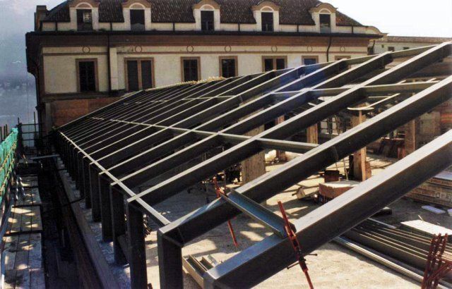 terrazzo di una villa con copertura in ferro