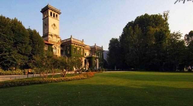 ampio giardino vicino un campanile