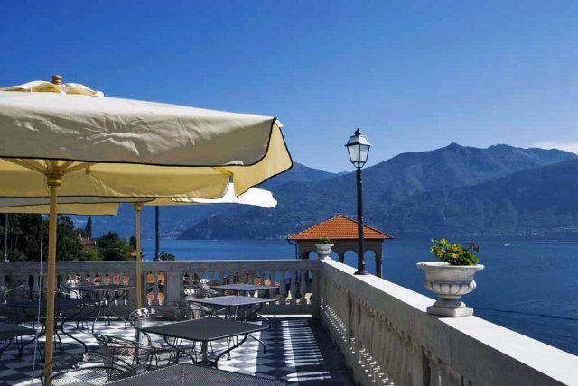 terrazzo i un hotel in riva al lago