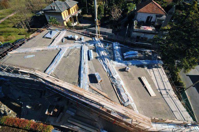 vista dall'alto dei lavori di costruzione di una struttura dal design moderno