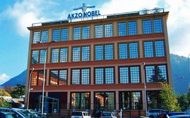 facciata con grosse finestre