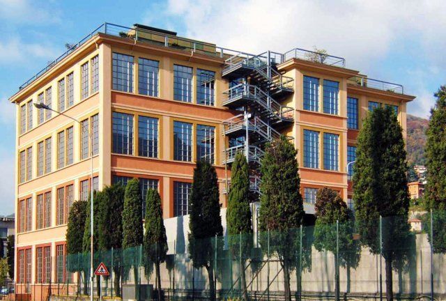 palazzo con scale di emergenza esterne