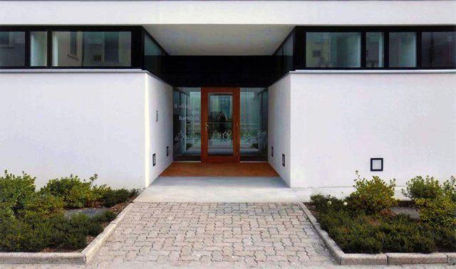 ingresso casa con aiuole