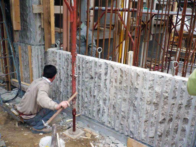 posa in opera pareti di una realizzazione cappella cimiteriale