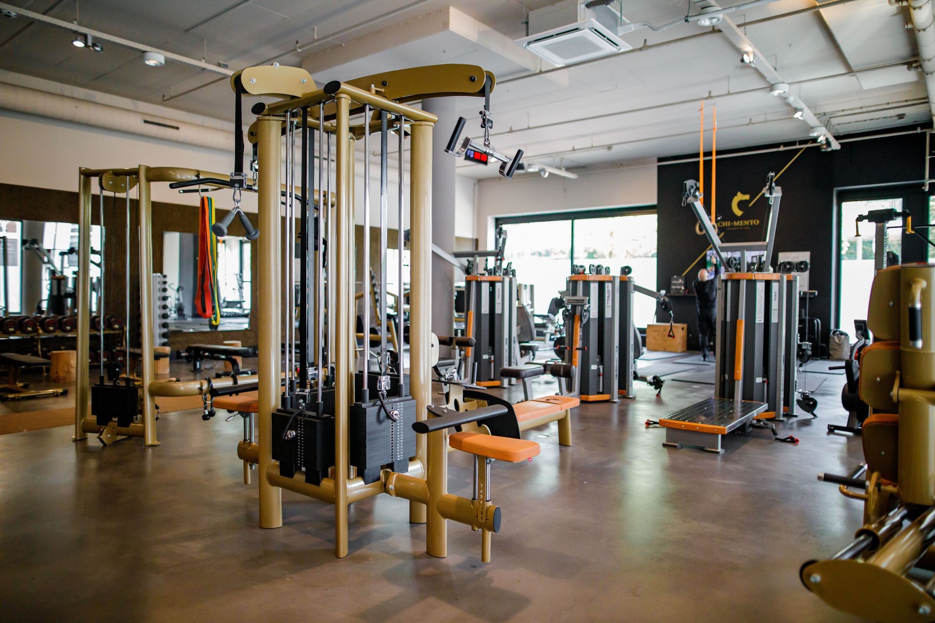 Een grote fitnessruimte vol met veel fitnessapparatuur.