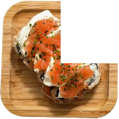 Saumon fumé sur fromage frais, garni de ciboulette, sur toast. Servi sur une assiette en bois.