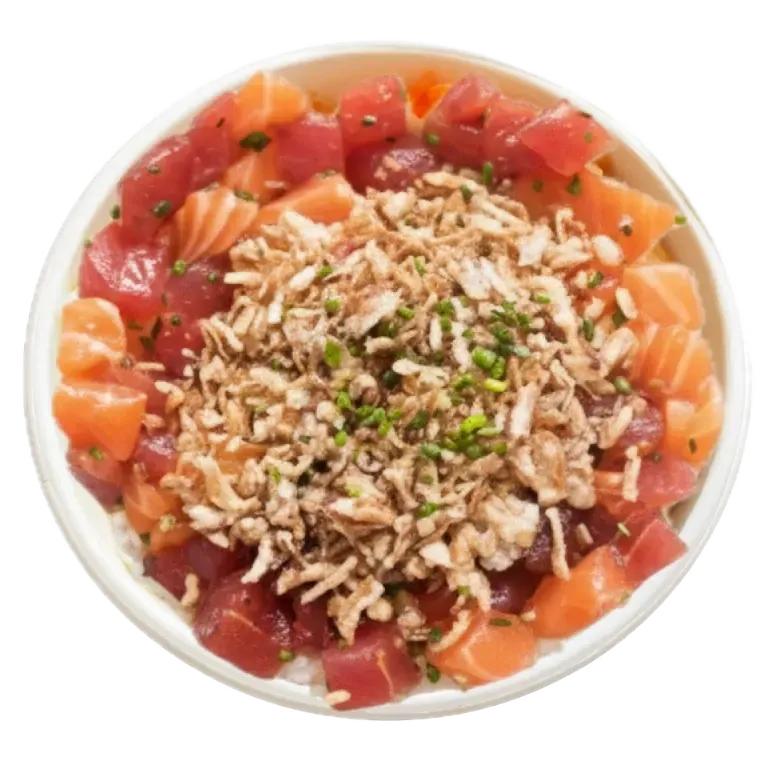 Poke bowl avec saumon, thon, riz et oignons frits.