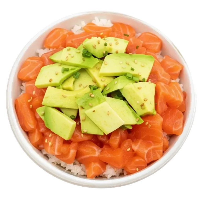 Bol de poke au saumon avec avocat et riz, garni de graines de sésame.