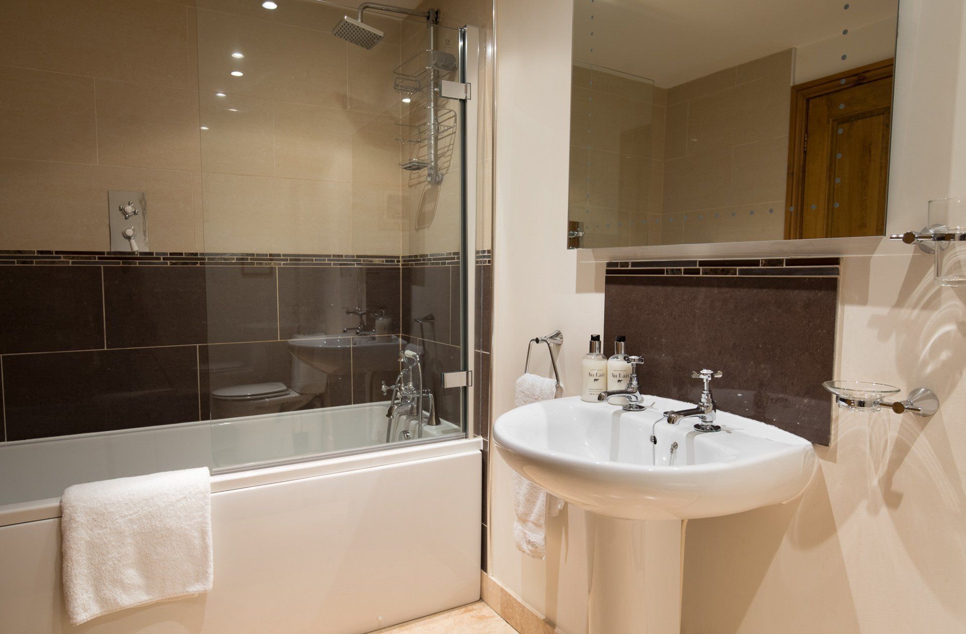 Loand House Court, Cruck Cottage, Ensuite Bathroom, Complimentary Toiletries, Fluffy Soft Towels