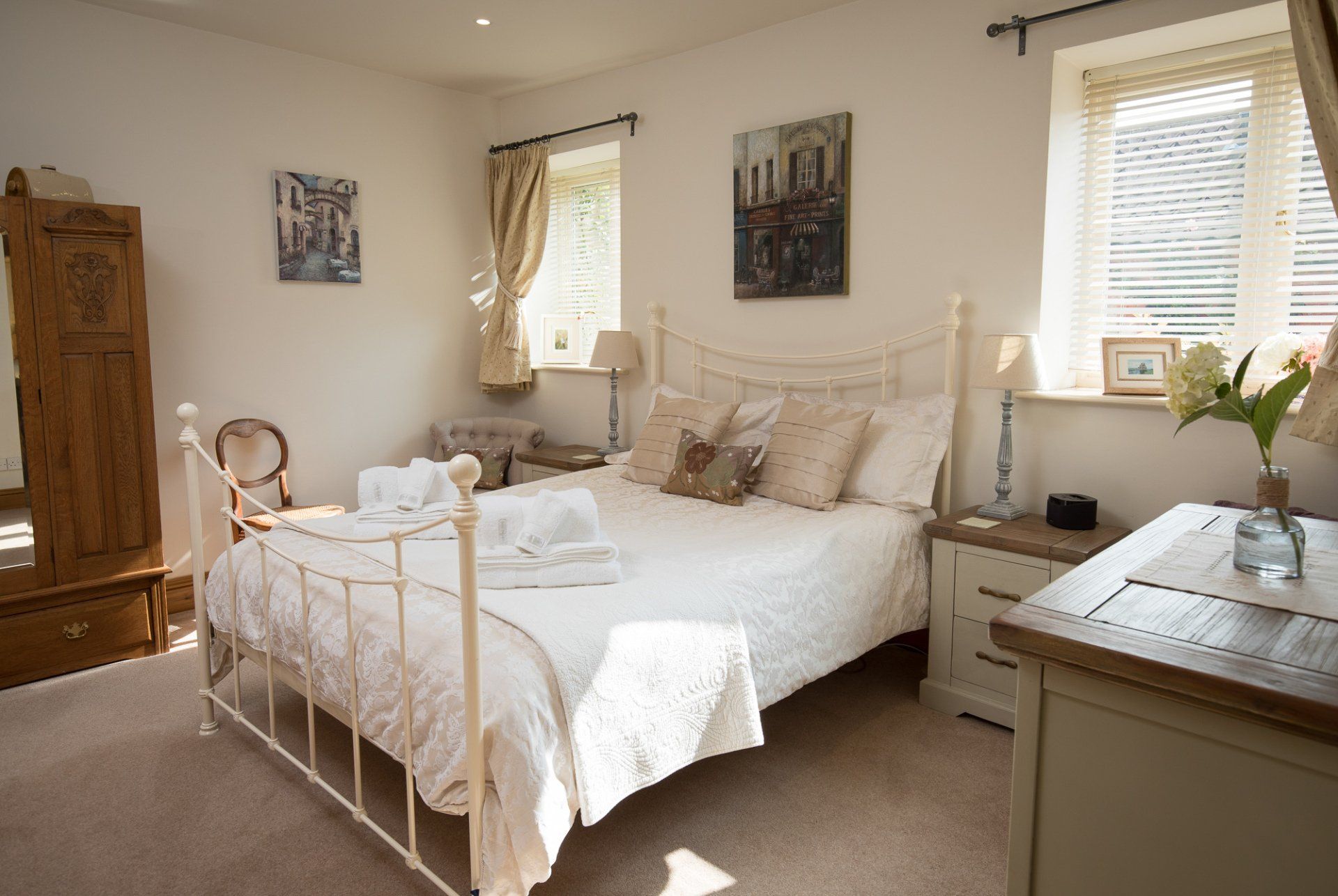 Archways Holiday Cottage, Kingsize room with ensuite bathroom