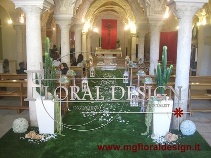 Navata della chiesa con piante