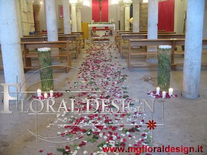 Navata con petali di fiori