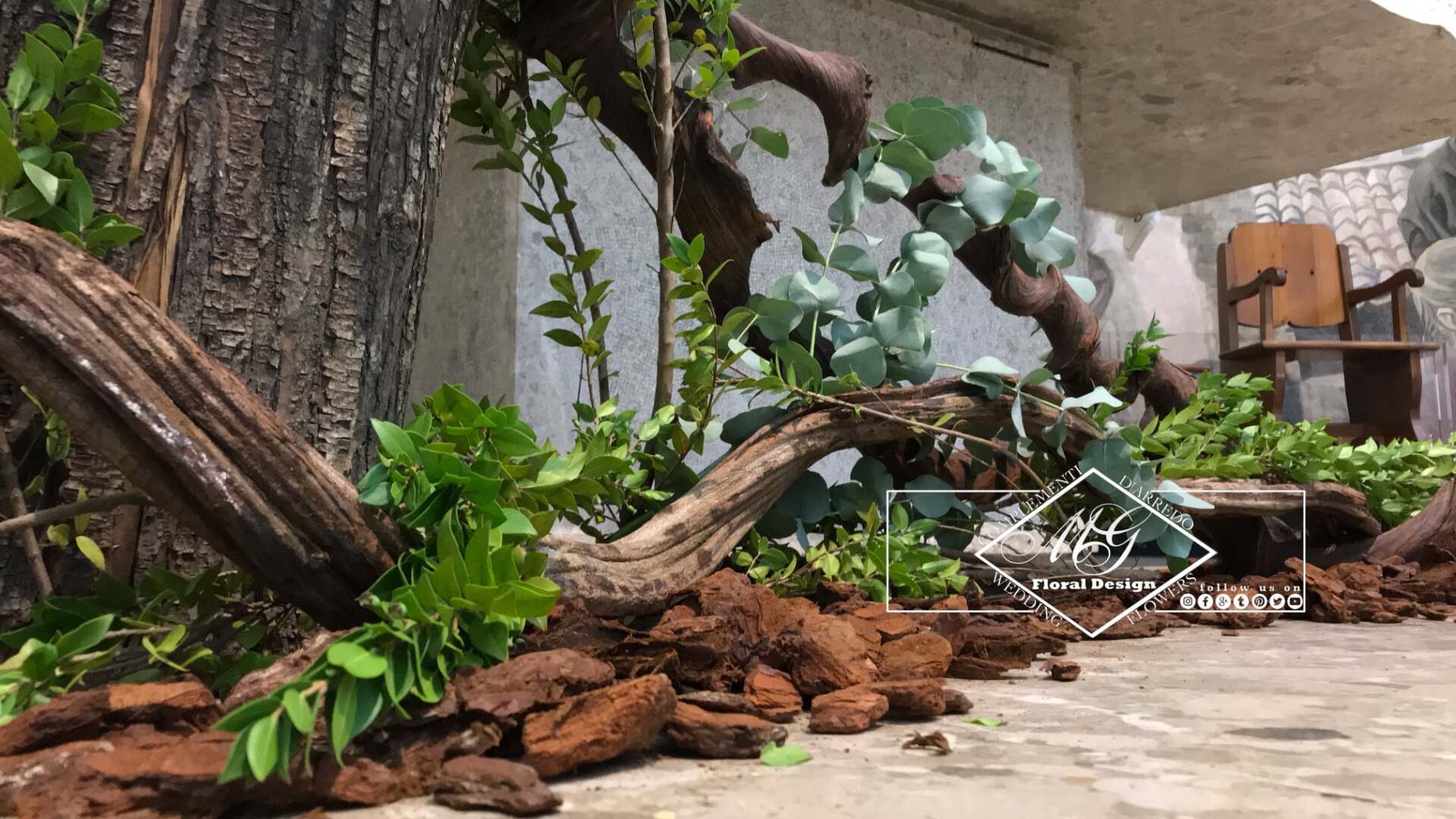 Addobbi floreali su tronco